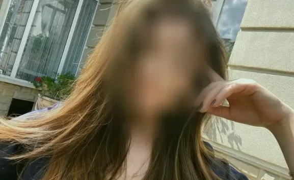 Amira, 19