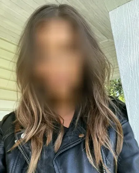 Caroline, 32